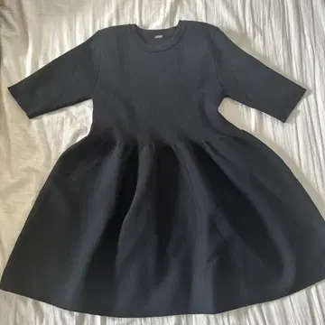 Mila Owen 블랙 플레어 상의