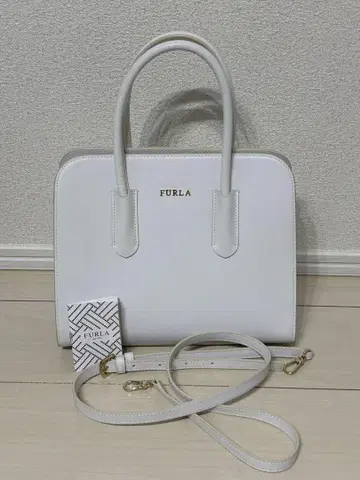 FURLA 화이트 핸드백 숄더 스트랩 포함
