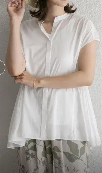 어반 리서치 도어스 코튼 보일 사이드 개더 블라우스