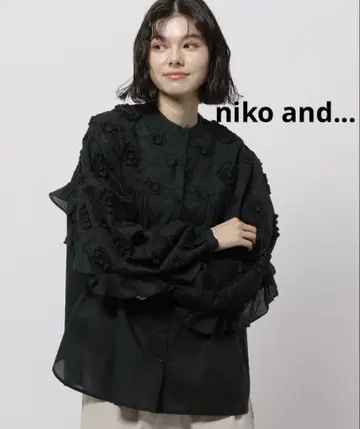 niko and - 니코앤드 3D 플라워 & 백 프릴 블라우스 블랙