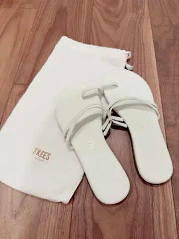 TKEES 화이트 샌들 수납 봉투 포함