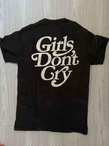 Girls Don't Cry 반팔 티셔츠 다크 브라운