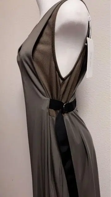 새상품 미사용 design aera 디지털 아에라 슬리브리스 드레스