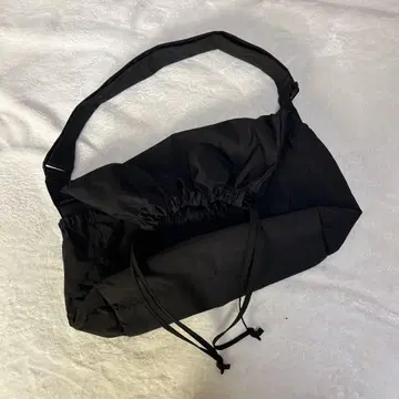 UNIQLO U 유니클로 U 드로우 스트링 숄더백 블랙