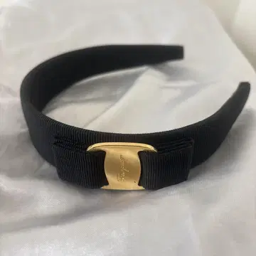 Ferragamo 블랙 리본 스타일 헤어밴드 골드 버클 포함