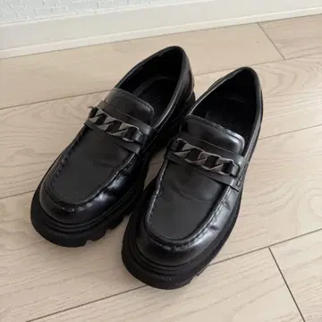 ZARA 메탈 모티브 청키 모카신 로퍼