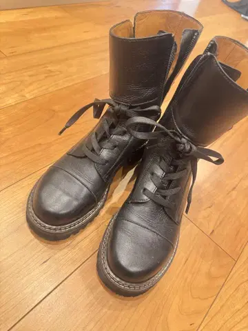 블랙 레이스업 가죽 부츠