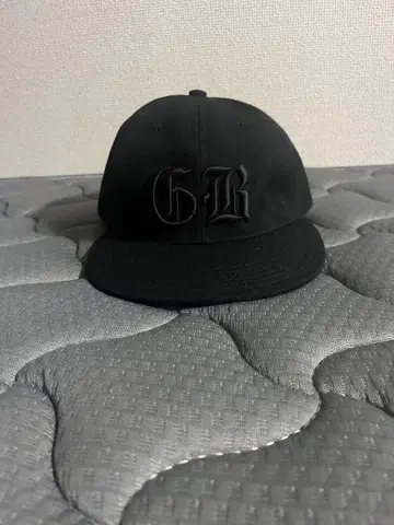 블랙 G B 자수 스냅백 캡