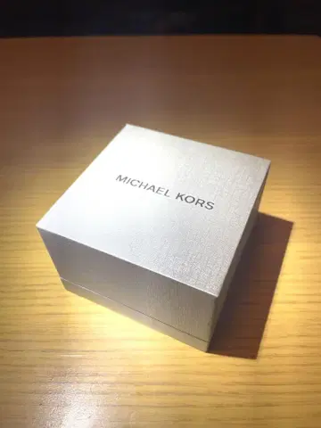 미사용 새상품! MICHAEL KORS MK 로고 스터드 귀걸이
