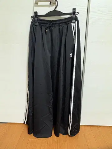adidas 플레어 스커트 블랙