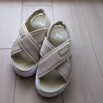 PUMA 베이지 크로스 스트랩 샌들