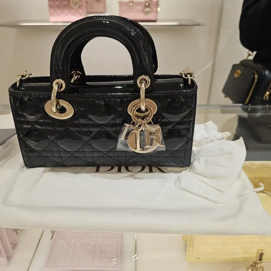 【関税＆送料込み】Saint Laurent Handbag CENTRAL EMBASSY - Saint Laurent นำเสนอผลงานกระเป๋าสุดคลาสสิก