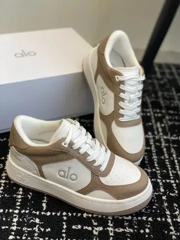 alo 여성용 스니커즈 베이지