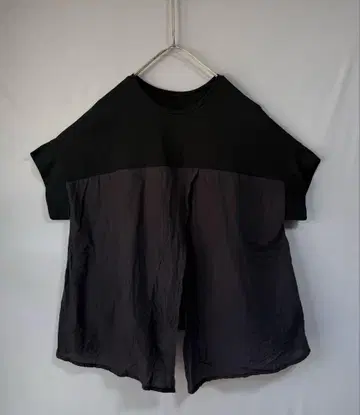 UNIVERSAL TISSU 절개 디자인 오버 사이즈 반팔 블라우스 블랙