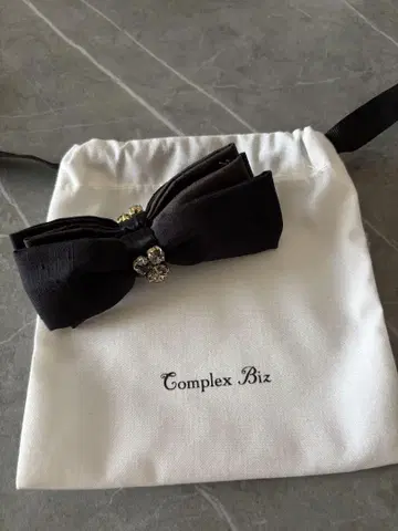 Complex Biz 바나나 클립 블랙 리본