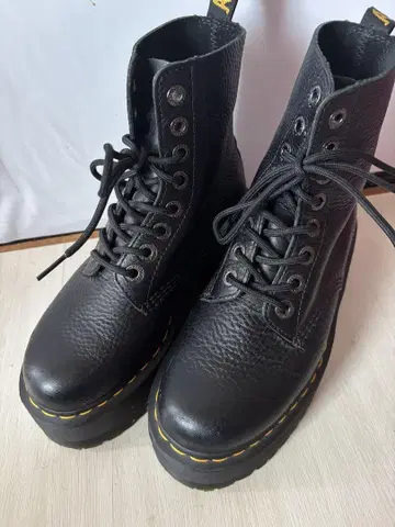 Dr. Martens 통굽 부츠