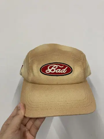Bad Blood 베이지 자수 캡 [ Bad ]