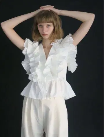 AMOMMA RAFFLE FRILL TOPS (IVORY)