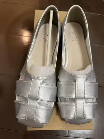 RIIIKA 실버 샌들