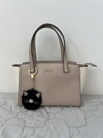 Kate Spade 베이지 화이트 핸드백, 고양이 참 포함