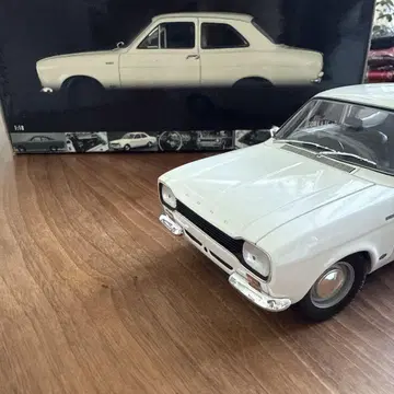 MINICHAMPS Ford Escort I TC 1968 1/18