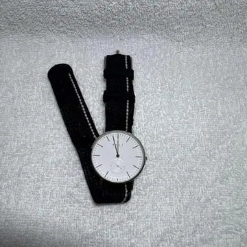 KNOT 아날로그 손목시계 화이트/블랙