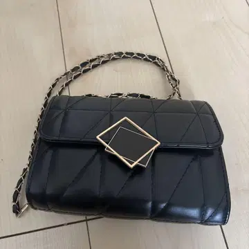 블랙 퀼팅 숄더백