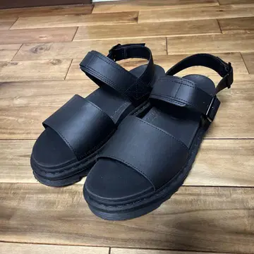 Dr. Martens 샌들