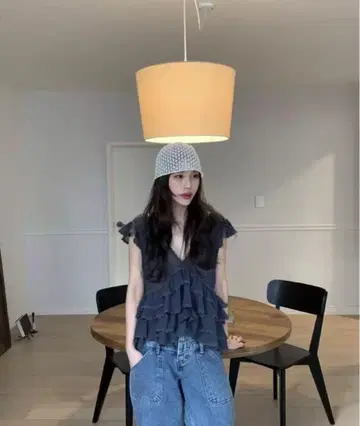BERTHA 다크 그레이 프릴 V넥 상의