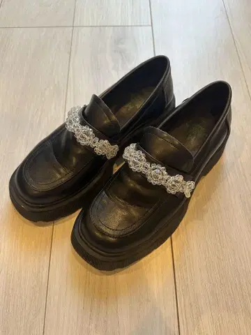 검정 로퍼 비즈 스트랩 통굽