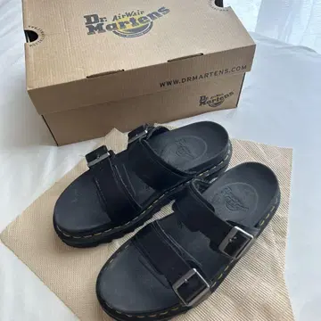 Dr. Martens AirWair 블랙 샌들 통굽