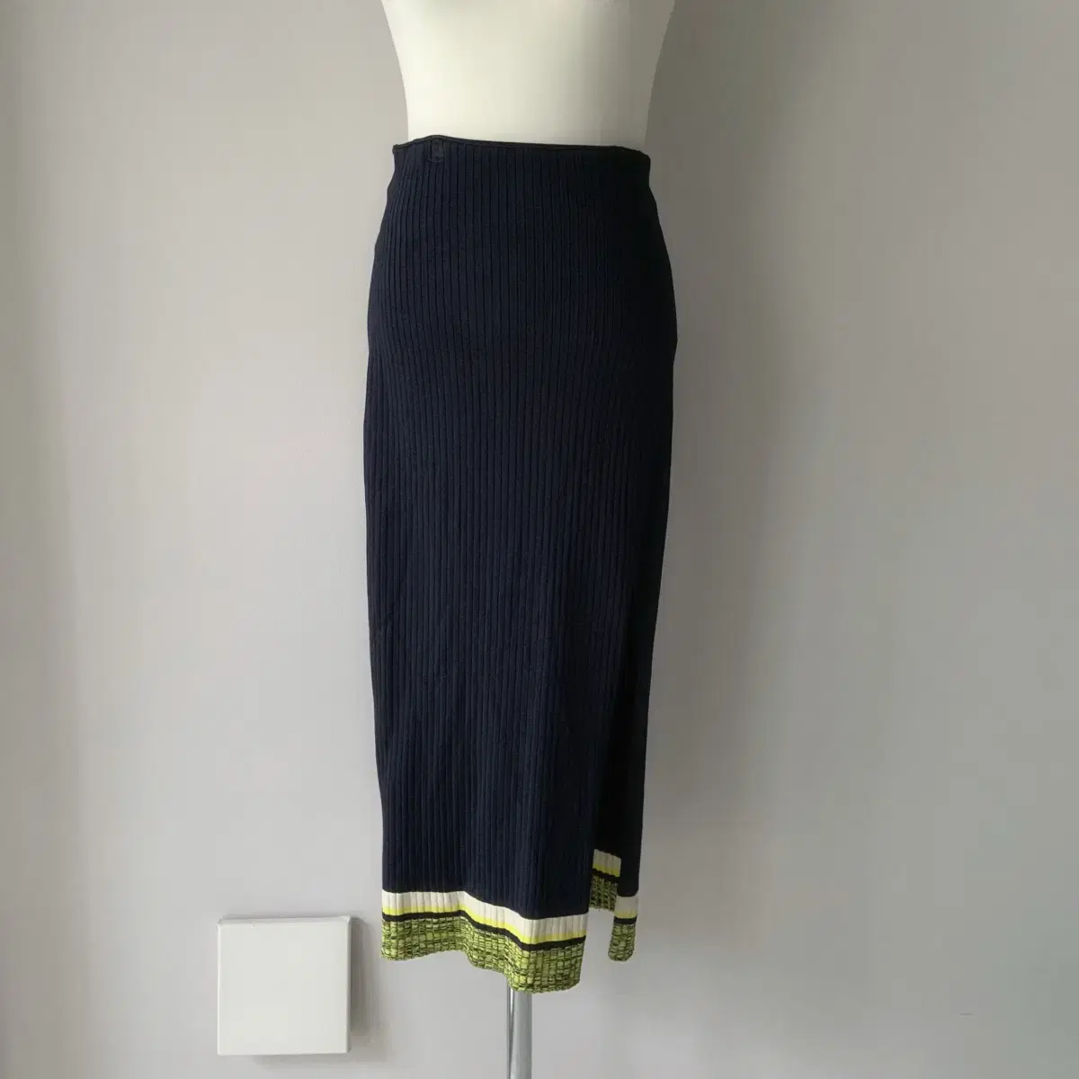 Smooth Mood ♥ Dahlia Skirt /追跡付 smoothmood Dahlia Skirt 1size on Bunjang Global Site.