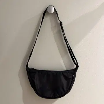 숄더백 마리메꼬와 UNIQLO의 콜라보 돌 패턴 블랙