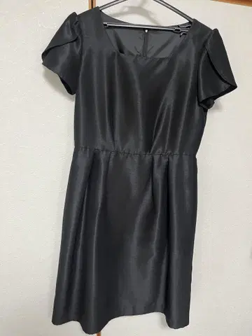 블랙 광택 A라인 원피스