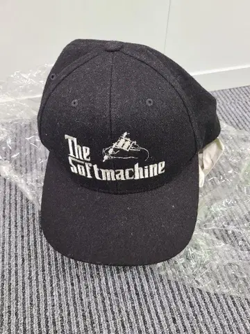 SOFTMACHINE 소프트 머신 울 캡 블랙 자수 CAP