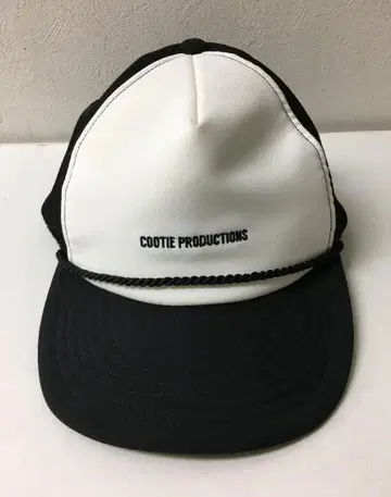 쿠티 로고 자수 메쉬 캡 블랙 화이트 CAP 새상품급