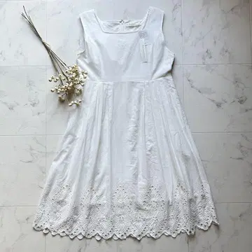 택 포함 레지나리스크래치 밑단 레이스 디자인 화이트 A라인 면 엘레강트