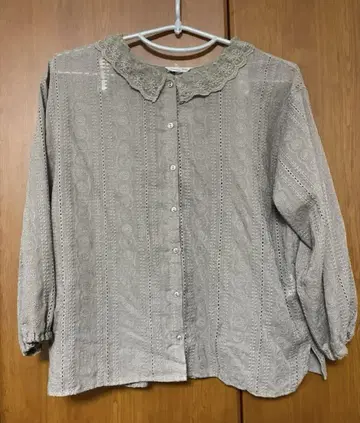 레이스 옷깃 자수 블라우스 모카 미사용