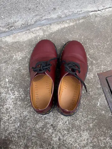 Dr. Martens 버건디 레이스업 슈즈