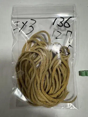 정품 고로즈 가죽 끈 베이지 새상품 3개, 비즈는 에메랄드 그린 3개