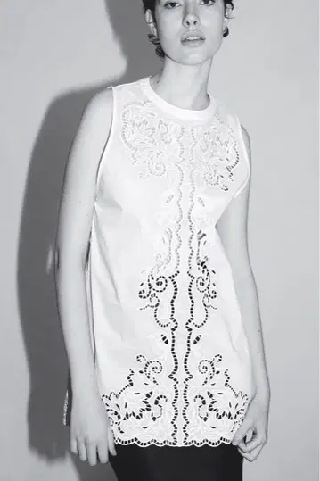 venica Scallop embroidery blouse
