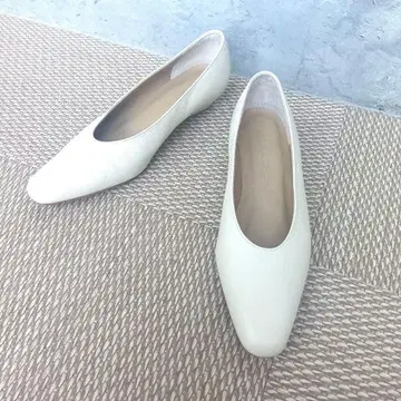 [새상품급] ODETTE E ODILE 플랫 펌프스 U컷 22 아이보리