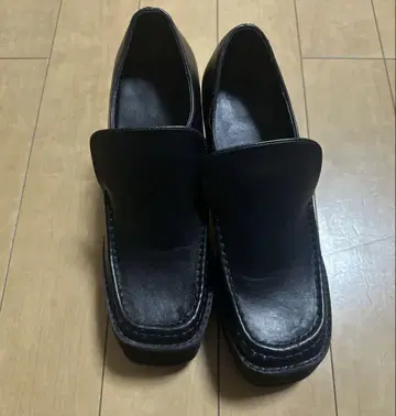 블랙 가죽 로퍼 힐