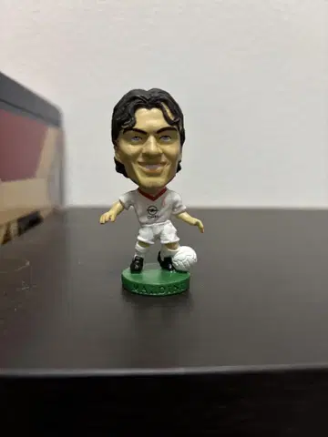 축구 선수 피규어 공 포함