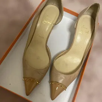 Christian Louboutin 베이지 하이힐