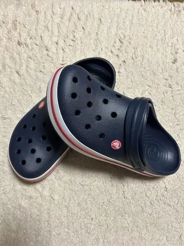 Crocs 네이비 클로그 샌들