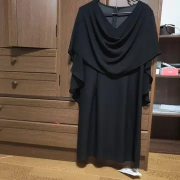 블랙 드레이프 드레스 무릎 기장 프렌치 슬리브