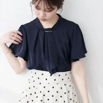 내추럴 꾸뛰르 골드 바 보타이 블라우스 네이비