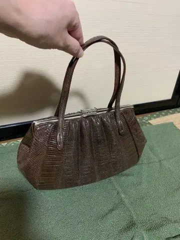 브라운 가죽 핸드백