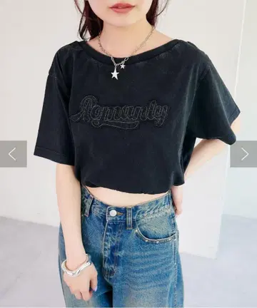 와펜 오프숄더 TEE